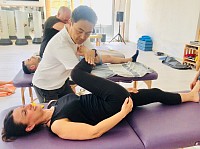 The gluteus maximus and six deep external rotators play a pivotal role in pelvic positioning. Hiro assesses muscle imbalances and applies deep tissue massage, trigger point therapy, and stretching for postural correction and pain relief.